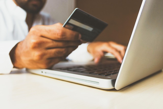 ecommerce-640x480-64387108.jpeg